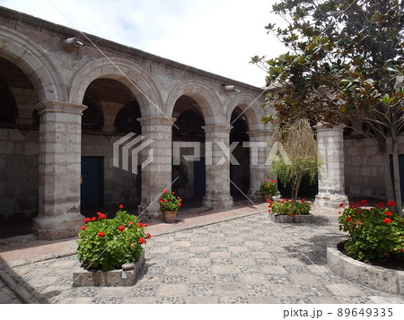 【ペルー】サンタ・カタリナ修道院の中庭の景色（アレキパ） 89649335