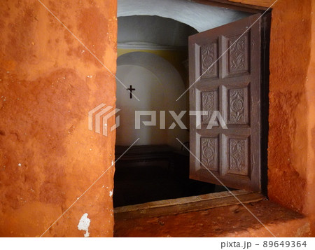 【ペルー】赤茶色の建物の窓から見る、教会内の景色（サンタ・カタリナ修道院　アレキパ） 89649364