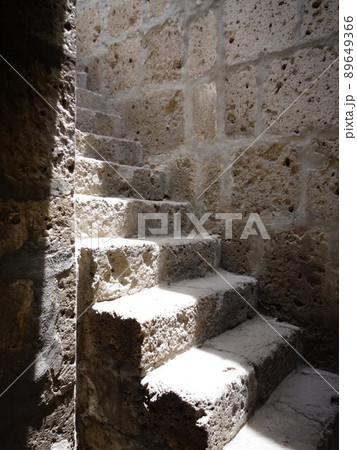 【ペルー】サンタ・カタリナ修道院の中庭に続く白い石の階段（アレキパ） 89649366