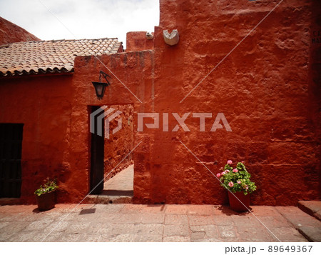 【ペルー】サンタ・カタリナ修道院の赤茶色の建物と石畳の道（アレキパ） 89649367