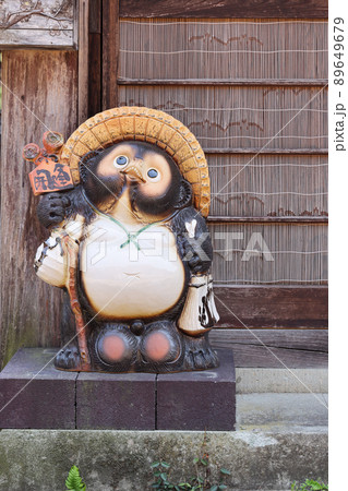 〈島根県〉世界遺産 石見銀山　玄関前の狸の置物 89649679