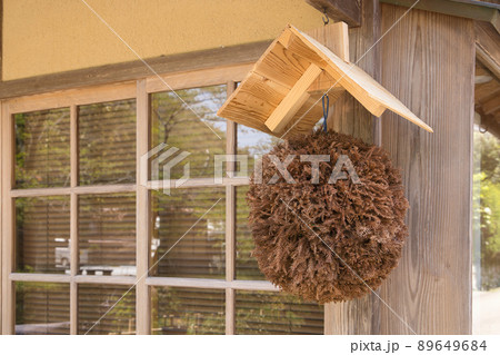 〈島根県〉世界遺産 石見銀山　軒先の杉玉 89649684