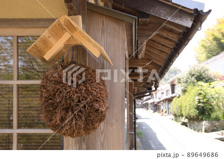 〈島根県〉世界遺産 石見銀山 軒先の杉玉 〈島根県〉世界遺産 石見銀山 軒先の杉玉 89649686