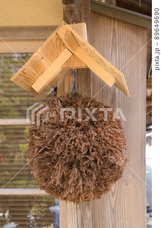 〈島根県〉世界遺産 石見銀山　軒先の杉玉 89649690