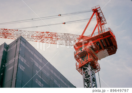 工事現場　高層ビル　タワーマンションの建設現場　大型クレーン 89649797