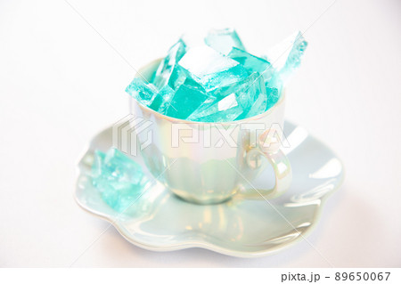 カップに飾られた琥珀糖 89650067
