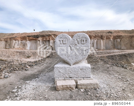 【ペルー】採石場 シラールートにあるハートのモニュメント（アレキパ） 89650344