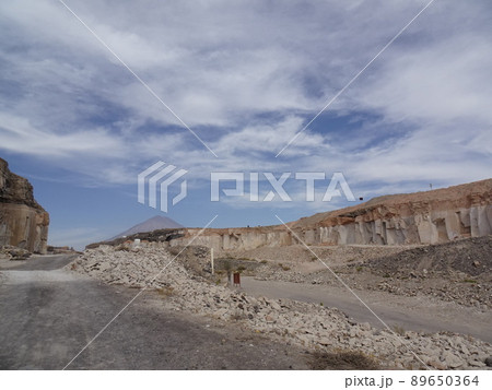 【ペルー】採石場 シラールートとミスティ山の景色（アレキパ） 89650364