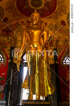 Golden buddha sculpture 89650597