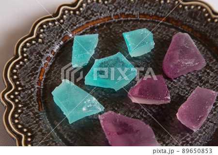 乾燥5日目で表面が結晶化した琥珀糖 乾燥5日目で表面が結晶化した琥珀糖 89650853