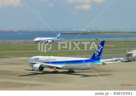 2機の旅客機　羽田空港　出発　到着 89650991