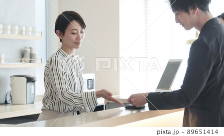 キャッシュレス　カード決済　会計 89651414
