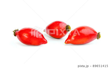 Rose hips (rosa canina) isolated on white background 89651415