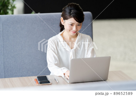 30代女性とオフィスとビジネス 30代女性とオフィスとビジネス 89652589