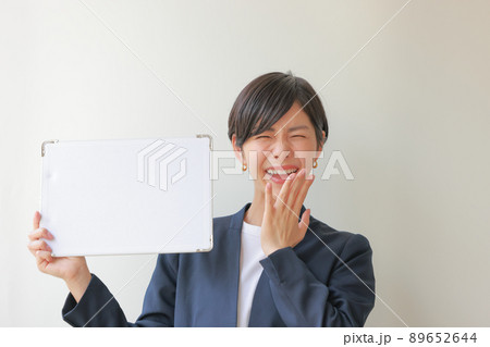 メッセージボードを持ち喜ぶネイビーのジャケットの女性2 メッセージボードを持ち喜ぶネイビーのジャケットの女性2 89652644