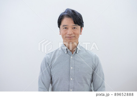 白バックのミドルエイジの男性 89652888