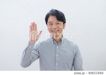 白バックの手を振るミドルエイジの男性 白バックの手を振るミドルエイジの男性 89652889