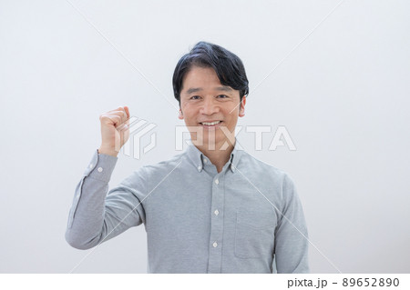 白バックのガッツポーズのミドルエイジの男性 白バックのガッツポーズのミドルエイジの男性 89652890