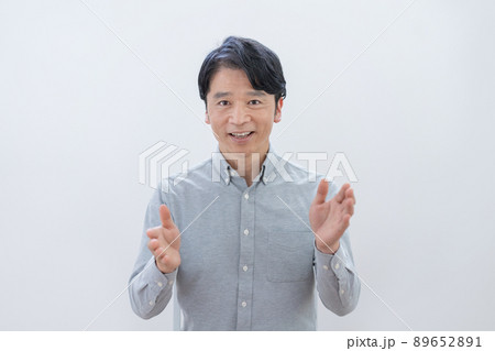 白バックの両手を広げるミドルエイジの男性 89652891