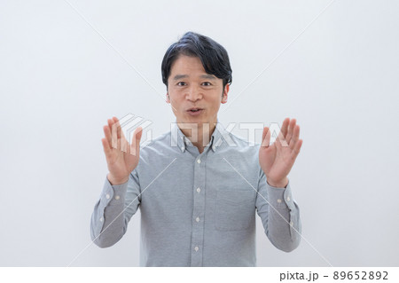 白バックの両手を広げるミドルエイジの男性 89652892
