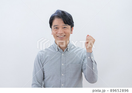白バックのガッツポーズをするミドルエイジの男性 白バックのガッツポーズをするミドルエイジの男性 89652896