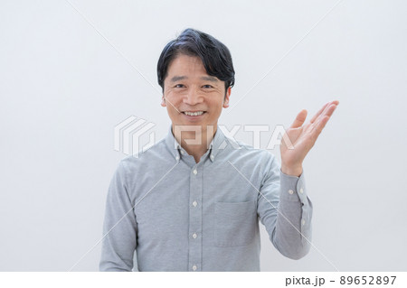 白バックの案内するミドルエイジの男性 白バックの案内するミドルエイジの男性 89652897