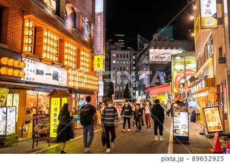 《東京都》新宿西口・夜の飲食店街 89652925