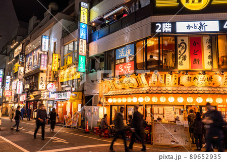 《東京都》新宿西口・夜の飲食店街 89652935