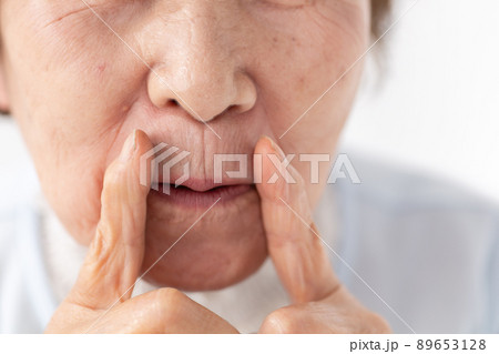 シニア　ビューティー　口元　ほうれい線 89653128