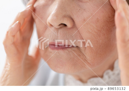 シニア　ビューティー　口元　ほうれい線 89653132