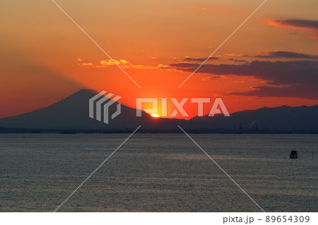 千葉・木更津「鳥居崎海浜公園」「中の島大橋」から見る夕日 89654309