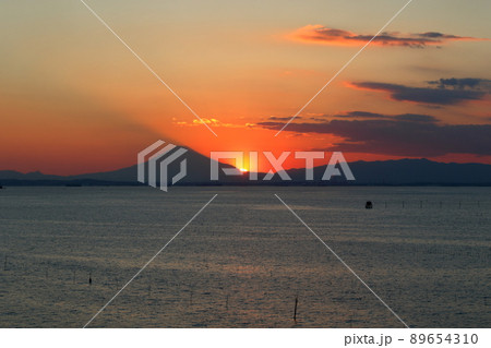 千葉・木更津「鳥居崎海浜公園」「中の島大橋」から見る夕日 89654310