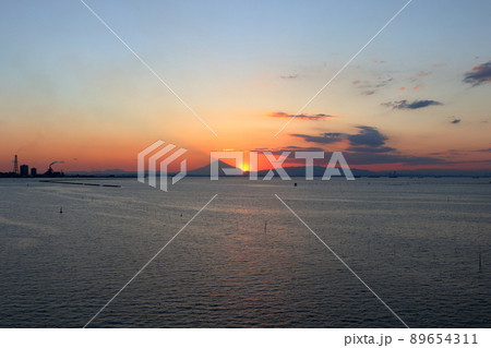 千葉・木更津「鳥居崎海浜公園」「中の島大橋」から見る夕日 89654311