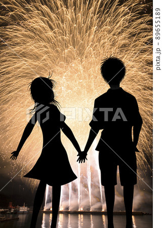 【夏イメージ】花火を見上げるカップルの後ろ姿。 89655189