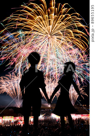 【夏イメージ】花火を見上げるカップルの後ろ姿。 89655195