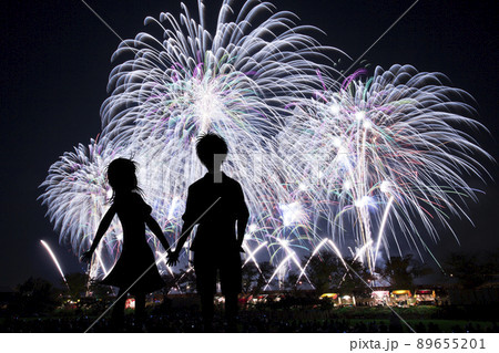 夏イメージ 花火を見上げるカップルの後ろ姿 の写真素材 6551