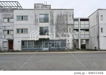 old concrete house in a residential area 89655408