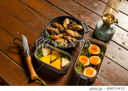 手作り薫製　Making handmade smoked hoods outdoors 89655433