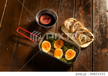 手作り薫製　Making handmade smoked hoods outdoors 89655435