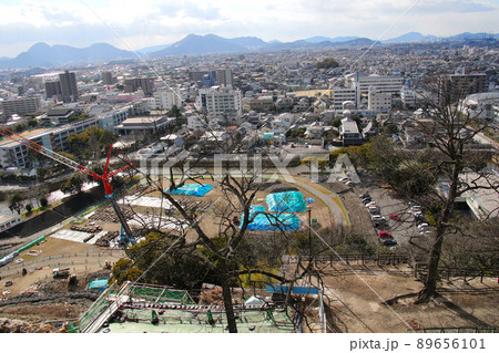 香川県丸亀市の史跡丸亀城跡 本丸より石垣修復現場を望む 香川県丸亀市の史跡丸亀城跡 本丸より石垣修復現場を望む 89656101