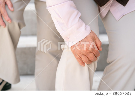 階段を降りるシニア女性 膝痛 階段を降りるシニア女性 膝痛 89657035