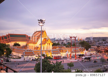 タイ王国バンコクの観光地巨大ブランコ「サオチンチャー」と寺院「ワット・スタット」 89657127