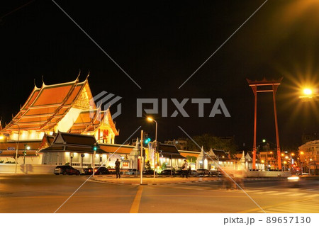 タイ王国バンコクの観光地巨大ブランコ「サオチンチャー」と寺院「ワット・スタット」 89657130