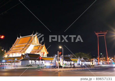 タイ王国バンコクの観光地巨大ブランコ「サオチンチャー」と寺院「ワット・スタット」 89657131