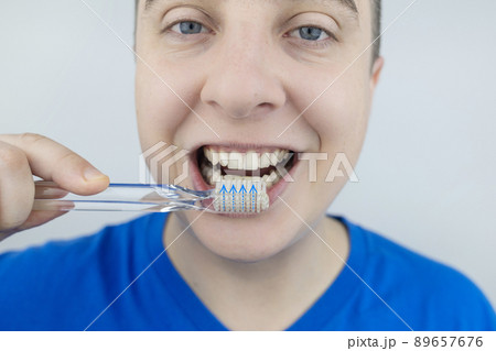 Instructions on how to brush your teeth. Step-by-step scheme.  Clean healthy, healthy lifestyle, white teeth. Photo with arrows showing the correct directions for brushing your teeth. 89657676