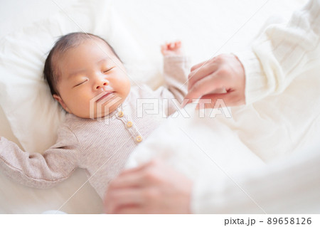 赤ちゃんの寝かしつけ ねんね 布団を掛ける 赤ちゃんの寝かしつけ ねんね 布団を掛ける 89658126