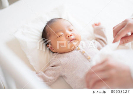 赤ちゃんの寝かしつけ ねんね 布団を掛ける 赤ちゃんの寝かしつけ ねんね 布団を掛ける 89658127
