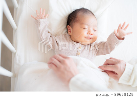 赤ちゃんの寝かしつけ　ねんね　布団を掛ける 89658129