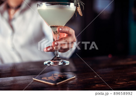 Girl bartender mixes a cocktail in the porterhouse 89658992