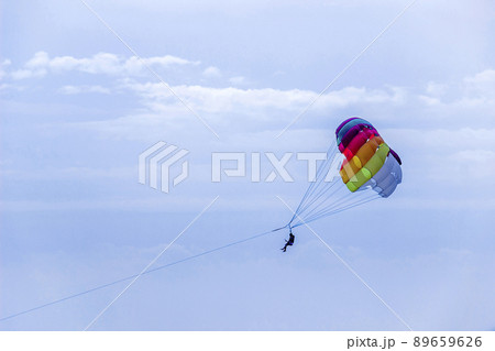 parasailing under the sea 89659626